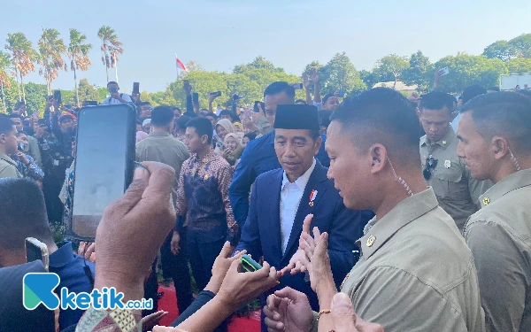 Foto Presiden Joko Widodo menyapa masyarakat yang hadir di Masjid Al Akbar Surabaya. (Foto: Shinta Miranda/Ketik.co.id)