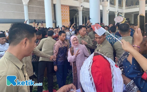 Foto Kehadiran Iriana Joko Widodo di Pernikahan Putra Ketiga Khofifah. (Foto: Shinta Miranda/Ketik.co.id)