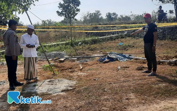 Foto Area lokasi sumur bor yang airnya bau BBM diberi police line (Foto: Mat Jusi/Ketik.co.id).