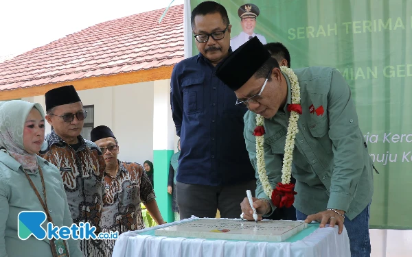 Thumbnail Bupati Bandung Apresiasi Penyerahan PSU Damar Mas Berbarengan Peresmian SMPN 1 Banjaran