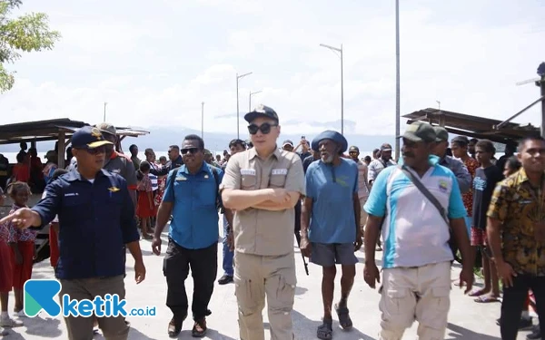 Thumbnail Berita - Bupati Kaimana Freddy Thie Bawa Kebahagiaan di Kampung Lobo, Bagikan Perahu Viber hingga Buku Bacaan