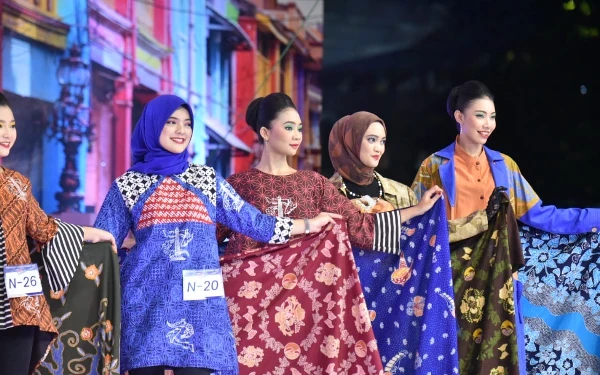 Thumbnail Promosikan Kekayaan Budaya Lokal, Pemkot Surabaya Gelar Pesona Batik Surabaya 2024