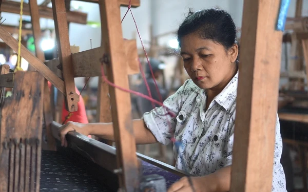 Tenun Ikat Bandar Kidul Menganyam Tradisi, Menenun Masa Depan Pariwisata Kediri