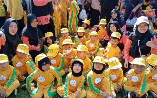 Foto Anak-anak TK ABA 23 Kota Malang berfoto bersama usai senam kreasi. (Foto: Dokumen TK ABA 23 Kota Malang)