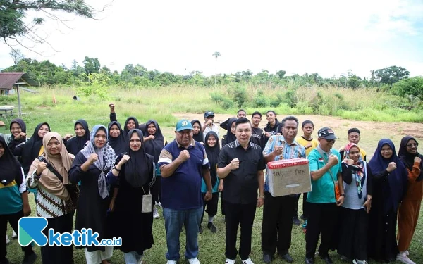 Foto Bupati Freddy Thie saat foto bersama setelah penyerahan alat komputer di SMA YAPIS Kaimana ( foto Humas Pemkab Kaimana/Ketik.co.id)