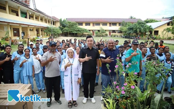 Foto Bupati Freddy Thie saat foto bersama setelah penyerahan bantuan alat komputer di SMA YPPK St.Aquino di Kaimana (foto Humas Pemkab Kaimana/Ketik.co.id)