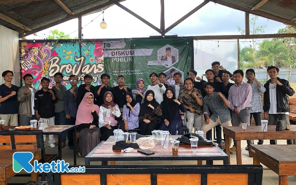 Foto Peserta dan narasumber foto bersama usai Diskusi Publik oleh HMI Korkom UIN Malang, Sabtu, 21 September 2024. (Foto: Dok. Panitia)