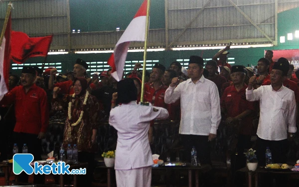 Foto Dari kiri, Ketua DPC PDIP Sidoarjo Sumi Harsono, Cagub Jatim Tri Rismaharini, Sekretaris DPD PDIP Jatim Sri Untari, Cabup Amir Aslichin, dan Cawabup Edi Widodo saat menghadiri Rakercabsus PDIP Sidoarjo di GOR Tenis Indoor pada Minggu (22/9/2024). (Foto: Fathur Roziq/Ketik.co.id)