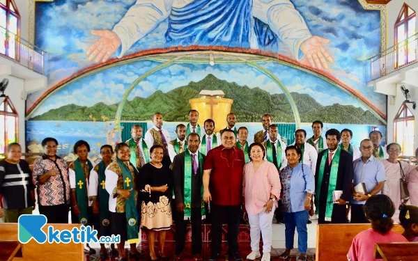 Foto Selviana Wanma saat bersama jemaat GKI Imanuel di kampung Urbinasopen. (Foto: Zaid Kilwo/Ketik.co.id)