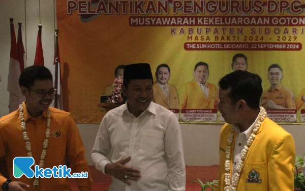 Foto Adiel M. Kanantha, H Subandi, dan Adam Rusydi berbincang santai setelah pelantikan pengurus DPC MKGR Sidoarjo dan deklarasi dukungan untuk Pasangan BAIK. (Foto: Fathur Roziq/Ketik.co.id)