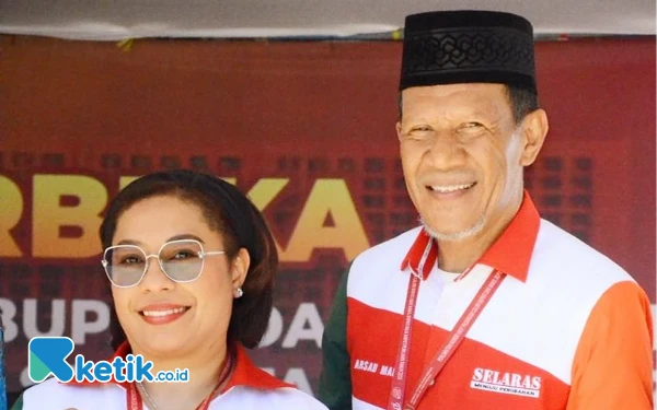 Foto Pasangan SELARAS, Selviana Wanma-Arsyad Macap saat melakukan pencabutan nomor urut. (Foto:Zaid Kilwo/Ketik.co.id)