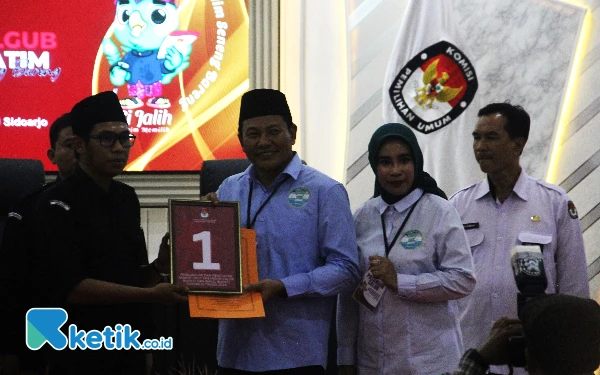 Foto Pasangan BAIK menerima nomor urut dari Ketua KPU Sidoarjo Fauzan Adhim sebagai pasangan calon bupati dan calon wakil bupati dalam Pilkada Sidoarjo 2024. (Foto: Fathur Roziq/Ketik.co.id)