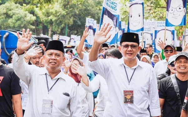 Foto Diringi para pendukung dan simpatisan Paslon Bupati dan Wakil Bupati Sleman Harda Kiswaya - Danang Maharsa berjalan ke KPU Sleman. (Foto: Istimewa /Ketik.co.id)