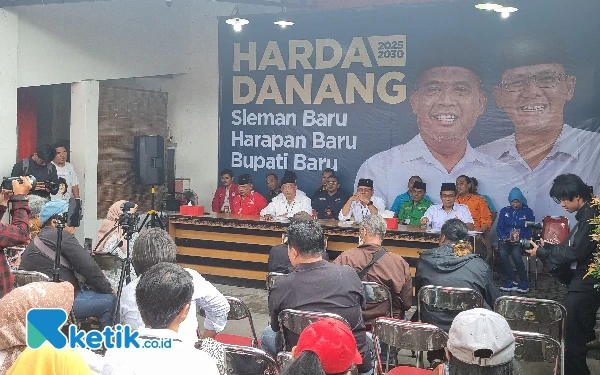 Foto Paslon Bupati dan Wakil Bupati Sleman Harda Kiswaya dan Danang Maharsa beserta perwakilan pengurus partai pendukung saat memberikan keterangan pers. (Foto:Fajar Rianto/Ketik.co.id)