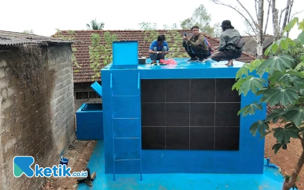 Foto Sistem penyediaan air minum (SPAM) yang ada di Desa Karang Mulyo, Kecamatan Sudimoro, Pacitan sebagai solusi atasi kekeringan tampak sedang dilakukan pengecekan oleh petugas. (Foto: Al Ahmadi/Ketik.co.id)