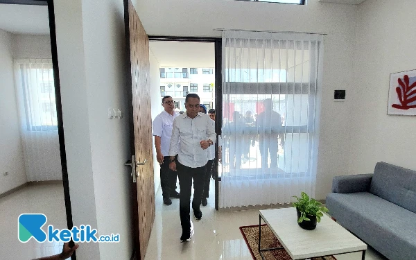 Foto Eri Cahyadi saat meninjau salah satu unit rusunami tahap 1 yang batu diresmikan. (Foto: Husni Habib/Ketik.co.id)