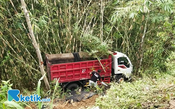 Foto Kondisi truk di bawah jurang setinggi 10 meter setelah insiden kecelakaan tunggal terjadi. (Foto: Al Ahmadi/Ketik.co.id)