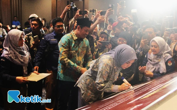 Foto Calon Bupati Sidoarjo Subandi bersama Cawabup Mimik Idayana menandatangani deklarasi kampanye damai. (Foto: Fathur Roziq/Ketik.co.id)