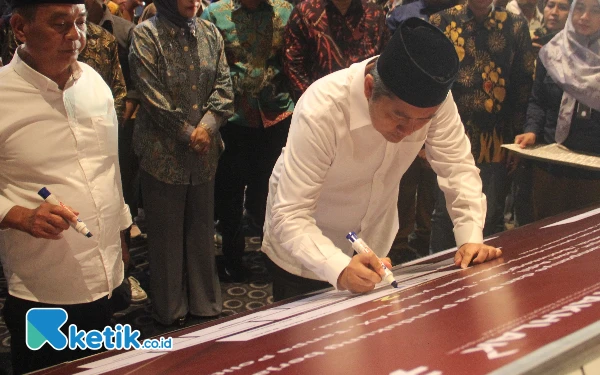 Foto Cabup-cawabup Mas Iin-Abah Edi (Pasangan SAE) menandatangani deklarasi kampanye damai. (Foto: Fathur Roziq/Ketik.co.id)