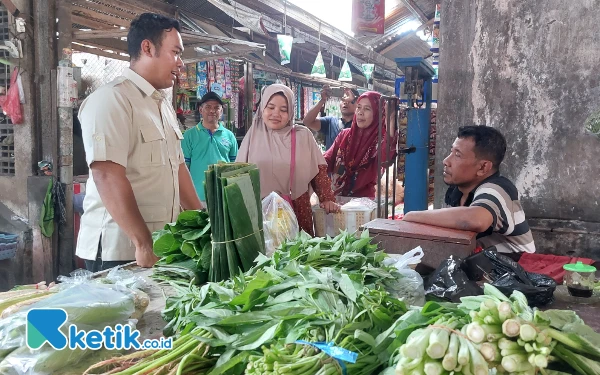 Foto DPC Papera saat blusukan di Pasar Tradisional Pamenang Pare, Rabu (25/9/2024). (Foto : Anis/Ketik.co.id).