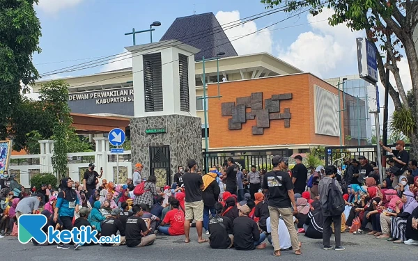 Foto Tiga ratus pedagang pasar Godean menggelar aksi demo di Kantor DPRD Sleman. (Foto: Fajar Rianto/Ketik.co.id)