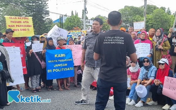 Foto Selain menyampaikan aspirasinya para pendemo juga membawa spanduk dengan berbagai tulisan menggelitik. (Foto: Fajar Rianto/Ketik.co.id)