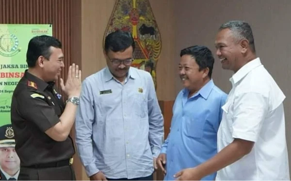 Foto Kajari Sleman Bambang Yunianto tanpa rasa sungkan terlihat akrab menyapa Ketua Paguyuban Lurah Sleman Manikmaya, Irawan dan pamong lainnya. (paling kanan). (Foto: Dok Kejari Sleman/Ketik.co.id)