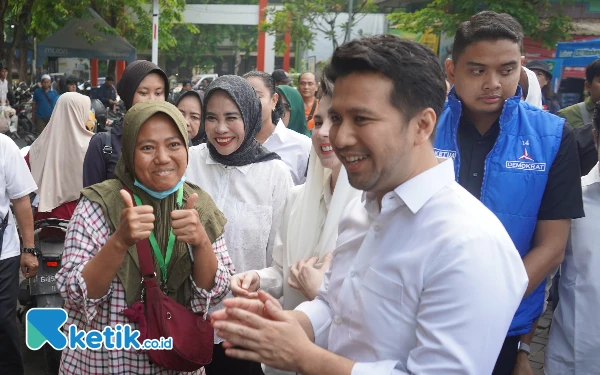 Foto Bersama Cawagub Jatim Emil Dardak, Cawabup Sidoarjo Mimik Idayana menemui pedagang berbincang dengan para pedagang Pasar Larangan. (Foto; istimewa)