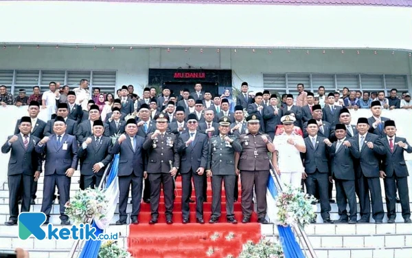 Foto Anggota DPRD Labuhanbatu periode 2024-2029 foto bersama dengan Forkopimda di gedung dewan beberapa saat usai dilantik. (Foto: Joko/Ketik.co.id)