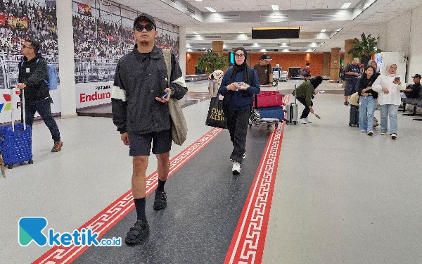 Foto Salah satu sudut Bandara Internasional Lombok yang dihiasi atribut MotoGP, 26 September 2024. (Foto: Naufal Ardiansyah/Ketik.co.id)