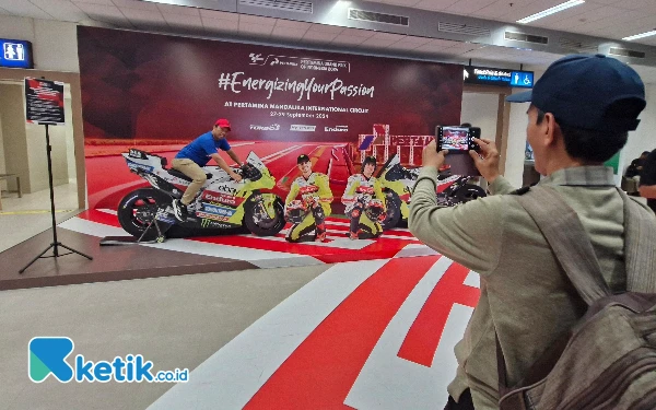 Foto Salah satu sudut Bandara Internasional Lombok yang dihiasi atribut MotoGP jadi tempat para penumpang mengabadikan momen, 26 September 2024. (Foto: Naufal Ardiansyah/Ketik.co.id)