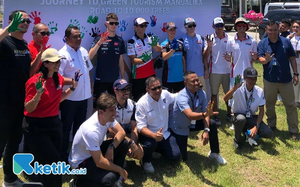 Foto Para pembala melakukan foto bersama setelah aksi tanam pohon (Foto: Naufal/Ketik.co.id)