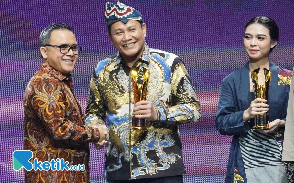 Foto Calon Bupati Sidoarjo Subandi saat menjabat Plt Bupati Sidoarjo mendapatkan penghargaan sebagai kepala daerah terbaik dari Menteri Pendayagunaan Aparatur Negara dan Reformasi Birokrasi Abdullah Azwar Anas beberapa waktu lalu. (Foto: Istimewa)