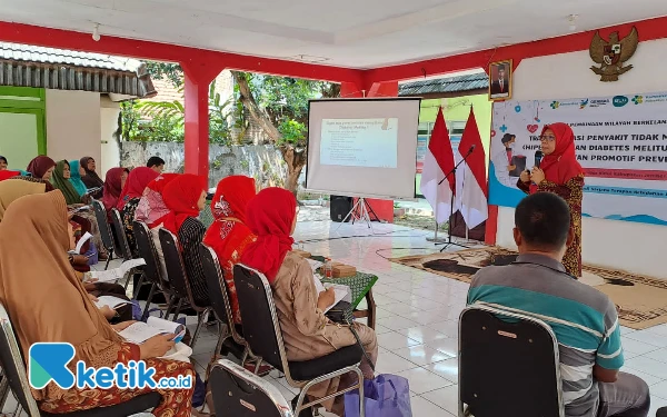 Foto Puluhan warga menyimak cara mengetahui gejala penyakit hipertensi dan diabetes melitus sekaligus pencegahannya (27 September 2024) (Foto: Fenna/Ketik.co.id)