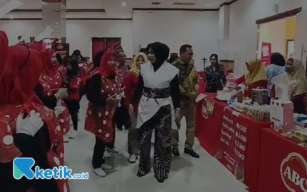 Foto Calon Wakil Bupati Sidoarjo Mimik Idayana menyapa ratusan ibu-ibu dan pelaku UMKM yang ikut lomba masak nasi gooreng. (Foto; istimewa).