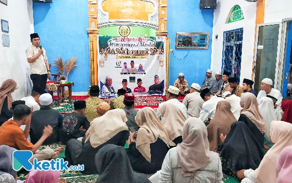 Foto Lurah Padangbulan memberikan sambutan di acara Maulid Nabi Muhammad SAW 1446 H yang dilaksanakan di Musala Baitul Ghufron Al-Mukhtari. (Foto: Joko/Ketik.co.id)