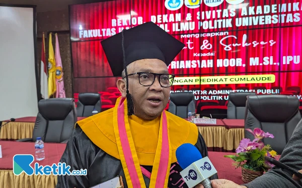 Thumbnail Berita - Wamenaker Raih Gelar Doktor Cumlaude di Unsri, Dihadiri Menaker Ida Fauziyah