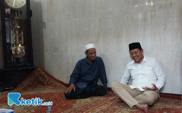 Foto Calon Bupati Sidoarjo Subandi sowan kepada KH Jazuli di Ponpes Bahauddin, Ngelom, Sepanjang, Sidoarjo, pada Sabtu (28/9/2024). Doa dan restu diberikan. (Foto; istimewa).