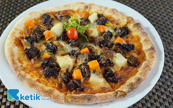 Foto Sajian unik pizza buntut bakar menjadi sajian yang harus dicoba, Sabtu, 28 September 2024. (Foto: Khaesar/Ketik.co.id)