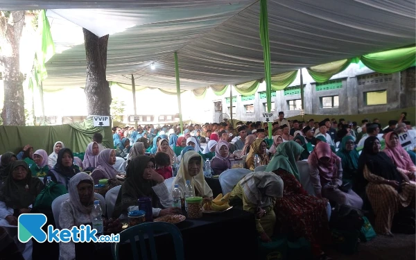 Foto Calon Bupati Sidoarjo Subandi ditunggu ribuan masyarakat dari Kecamatan Taman, Sidoarjo, saat perayaan Maulid Nabi Muhammad SAW pada Sabtu (28/9/2024). (Foto; Istimewa).