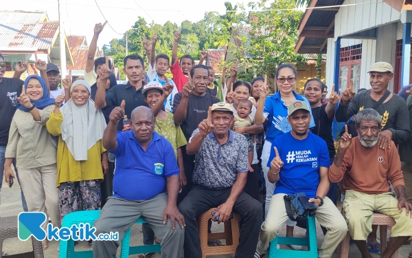 Thumbnail Tim pemenangan pasangan Ria Umlati dan Benoni Saleo (RUBI) lakukan pembentukan tim di Kampung persiapan Nafirboy, Waigeo Selatan, Minggu (29/9/2024). Tim pemenangan Kabupaten disambut oleh Jabir Mambraku sebagai tetua adat di wilayah setempat. (Foto: Abi/ Ketik.co.id)