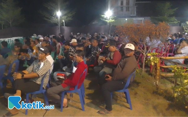 Foto Ribuan warga Kecamatan Tanggulangin dan sekitarnya membeludak untuk bertemu calon Bupati Sidoarjo Subandi. . (Foto; istimewa).