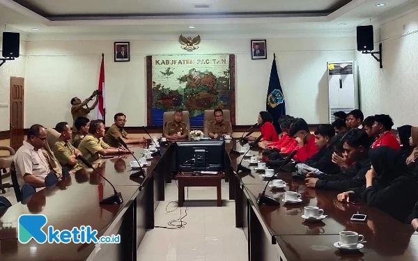 Foto Suasana aksi audiensi GMNI Pacitan di Ruang Rapat Bupati, Pendopo Kabupaten. (Foto: GMNI for Ketik.co.id)