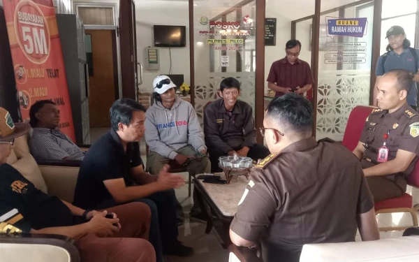 Foto Perwakilan warga Sleman yang tergabung dalam Aliasi Rakyat Peduli Indonesia (ARPI) saat mendatangi Kejati DIY. (Foto: Istimewa/Ketik.co.id)