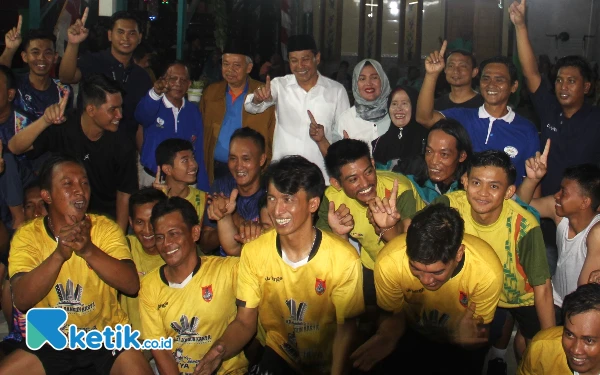 Foto Calon Bupati Sidoarjo Subandi berfoto dengan pemain voli di Magersari. (Foto: Fathur Roziq/Ketik.co.id)