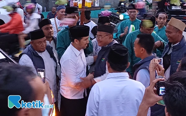 Foto Saat tiba di gedung astranawa Emil Dardak disambut para gus dan santri, Senin, 30 September 2024. (Foto: Khaesar/Ketik.co.id)