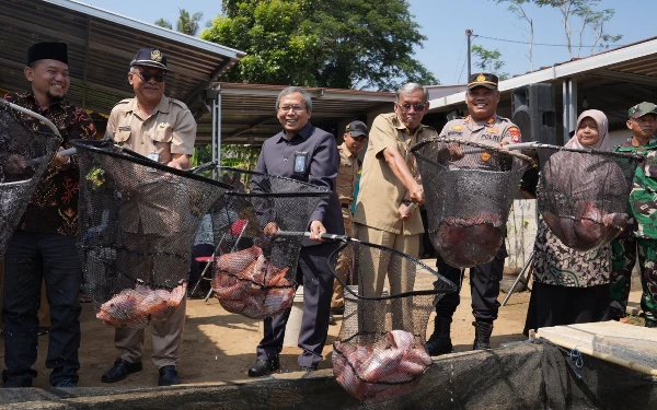 Thumbnail Populerkan Teknologi Sibudidikucir, Pjs Bupati Sleman Panen Budidaya Ikan Air Tawar