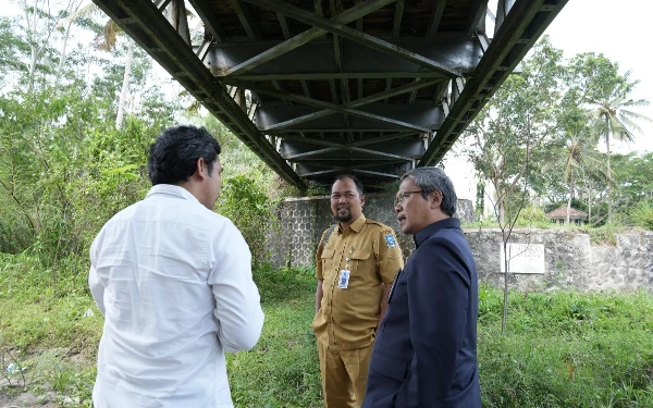 Thumbnail Tinjau Jembatan Rusak Bersama Akademisi UGM, Begini Harapan Pjs Bupati Sleman