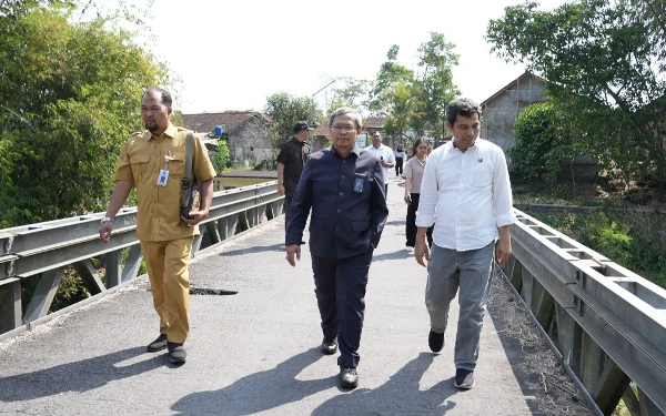 Foto Pjs Bupati Sleman Kusno Wibowo didampingi Plt Sekretaris DPUPKP Sleman Sigit Yasien bersama akademi UGM saat melakukan peninjauan jembatan yang rusak. (Foto: Humas Pemkab Sleman/Ketik.co.id)