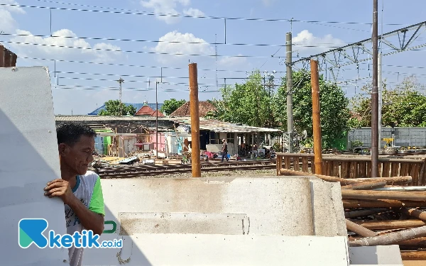 Foto Salahsatu warga secara mandiri membongkar bangunan semipermanen yang ada di kawasan Bong Suwung Yogyakarta. (Foto: Olivia/Ketik.co.id)